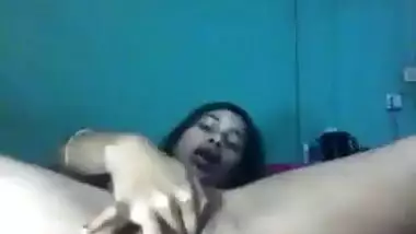 Desi babe excellently works on XXX pussy masturbating it in bed