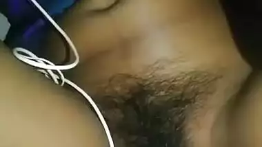 Bengoli bhabhi ki chut me gaajar ghusayi ja rhi h pati k dwara