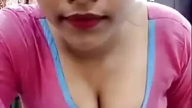 Desi Hotty Swetha Showing Cleavage