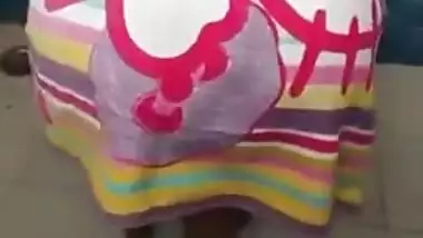 Desi housewife flashes body in amateur porn video after taking a shower