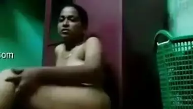 Horny Desi aunty sneaks in the closet to have solo XXX masturbation