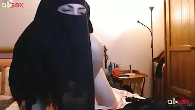 Indian takes off hijab after she rides a dildo for a while