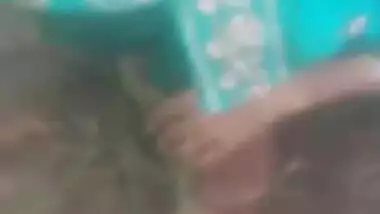 Young man exploits Desi aunty for oral XXX fun in outdoor MMS video