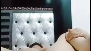 Curvy Paki bhabhi plays with her wet Desi twat for XXX cam show