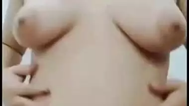 Desi webcam stripper shakes her XXX curves to the music for fans