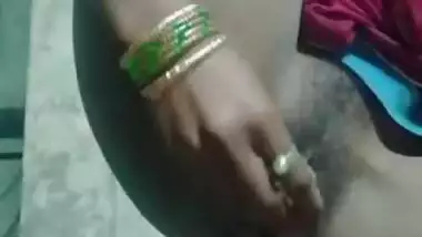 Sex toy is a good find and the Indian wench tests it right away