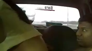 Indian sex video of a teen couple enjoying outdoor sex in his car