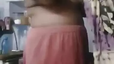 After sex affair chubby Desi woman permits lover to take look on XXX tits