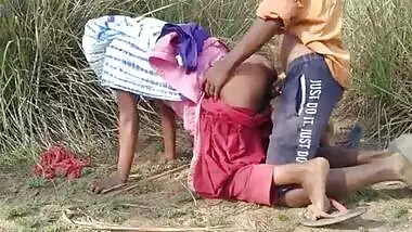 Indian pervert fucks a labor girl outdoors in the desi bf