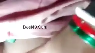 Camel-toe Desi pussy gets XXX fingered by horny babe for the cam