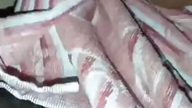 Smiling Desi XXX housewife giving a wet blowjob to her husband’s friend MMS