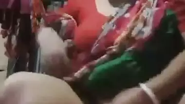 Bangla sex video of a poor aunty bouncing on a plastic bottle