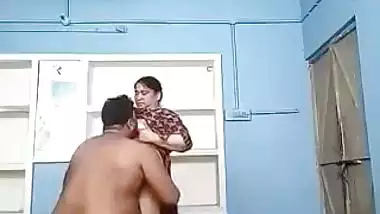 MMS video of mature Bhabhi having XXX affair with fat Desi neighbor