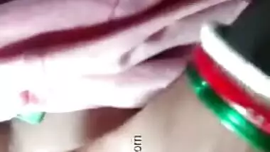 Adorable slut denudes her XXX coconuts and Desi pussy on amateur camera