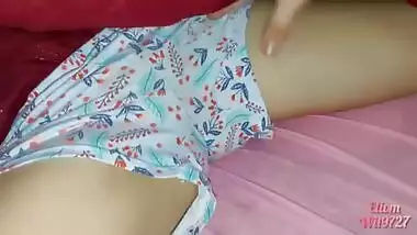 Xxx desi video casero con mi hermanastra primera vez en su cama hacemos cosas debajo de las sabanas