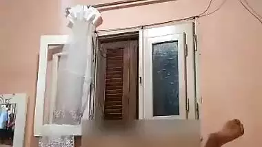 Chubby paki bhabi masturbating