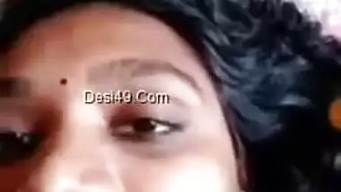Comely Desi teen adds elements of XXX sex into video chat with BF
