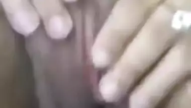 Desi babe is okay with porn so she masturbates pussy on the camera