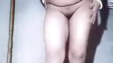 Juicy Bhabhi showing her creamy boobs