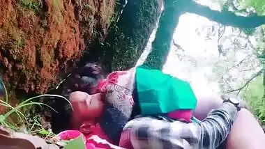 Mature bhabhi fucking young lover in jungle
