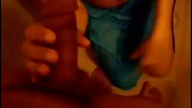 Porn MMS of a beautiful girl taking a bath and satisfying her boyfriend