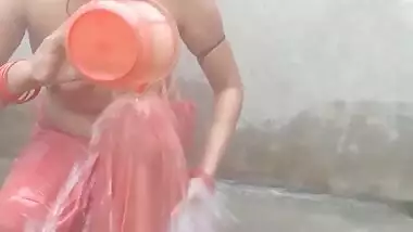 Married MILF of Desi origin play with XXX spot after taking a shower