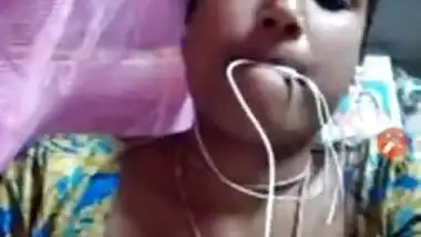 Before wedding aroused groom asks Indian bride-to-be to show boobs