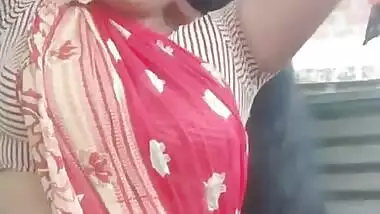 Homely hot aunty navel show in saree