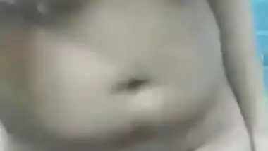 Hermosa chica mostrando su cuerpo