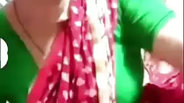 Village aunty saree lifting naked pussy viral show