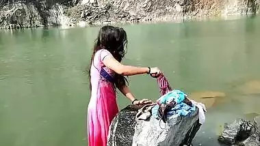 Housewife of Desi origin spends the day by washing clothes and XXX sesh