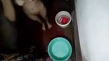Hidden footage of naked XXX Desi housewife relaxing in the bathroom