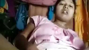 Horny like hell Bangla girl fingers her XXX snatch in Desi video