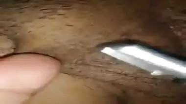 Sexy desi giirl Swan insert a carrot in her pussy deeply and oiling