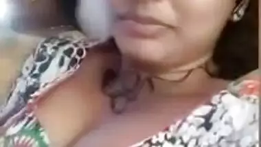 Desi girl cleavage show while chatting