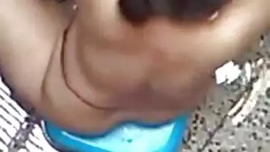 Spy XXX video of village aunty taking bath in outdoor taken by her lewd neighbor