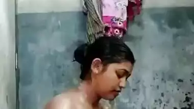 Sexy Desi Bhabhi Record Her Bathing Video For Lover