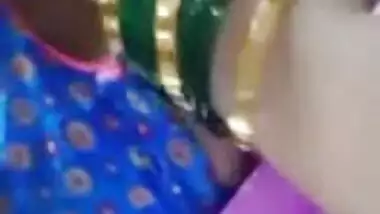 Bhabhi showing boobs in tight blouse