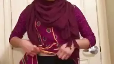 Desi chick makes XXX clip of herself pulling sari up to expose boobs