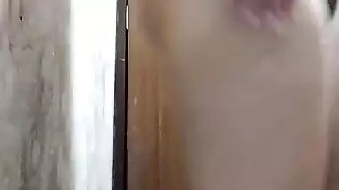 Li Ya - Kya Hua Jab Pati N Bathroom M Pakd Kis Aur K Sath