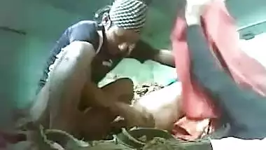 Mature Desi wife cheats on her husband with a young guy outdoor, mms sex