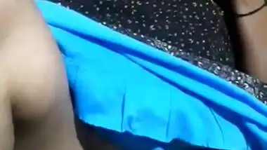 Bhabi pussy captured, she is busy in mobile