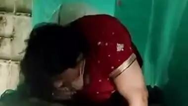 Desi MILF is happy and satisfied in XXX way in dark homemade video