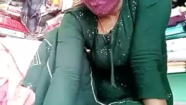 Horny Desi XXX woman in green salwar shows her ass and pussy