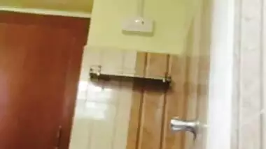 Indian nude girl records her bathing MMS for her BF