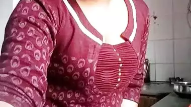 Naughty Bhabhi pissing on live cam show