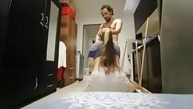 INCREÍBLE! mi tía entró a la casa cuando estaba haciendo aseo desnudo y cayó en la trampa. Lo que ella no sabía es que la estaba grabando