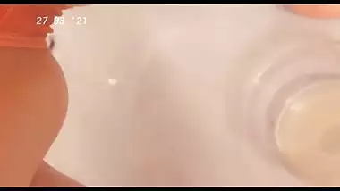 Mon PIPI en cachette en vacance chez mon cuz ! Salle de bain commune je suis une petite cochonne