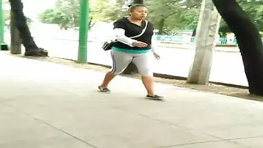 Gorda Culona en licra - se le marca la pucha