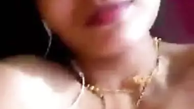 Curvy Desi Bhabhi takes various poses to make XXX fans see boobs well